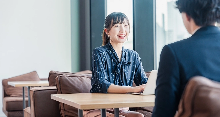 A businesswoman having a 1:1 meeting with her boss